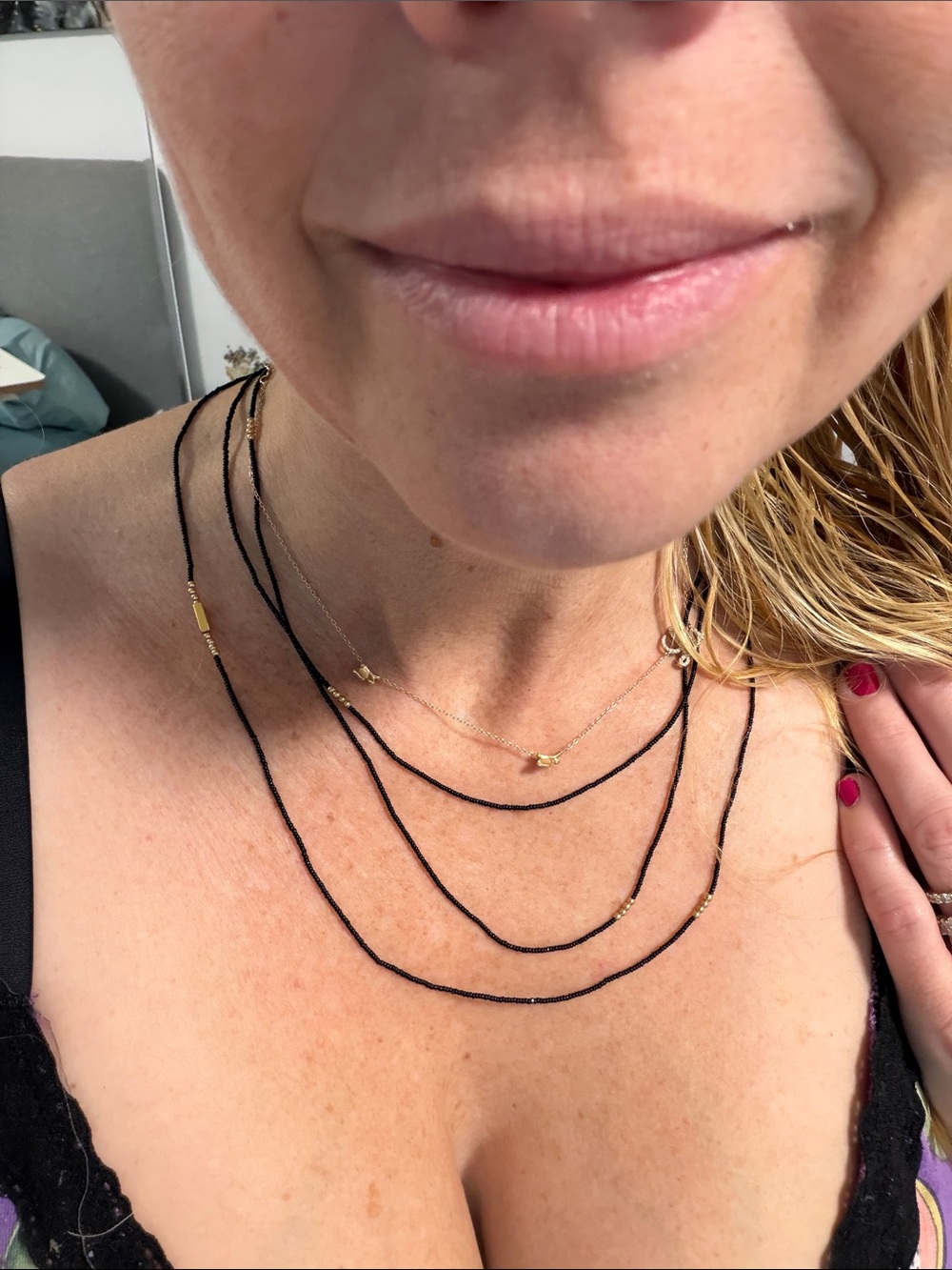 Elegant Black Beaded Layered Necklace with Gold Accents - Picture 2 of 8